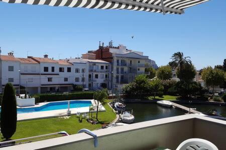 Port Sotavent 2C - Apartamento En La Marina De Empuriabrava - Piscina Comunitaria, - Parking - Vistas Al Canal - Cerca Centro Y Playa Luaran gambar